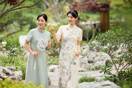 新中式院子旗袍母女院子里散步欣赏美景背景