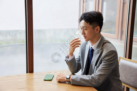 独自喝茶沉思的商务男士背景图片