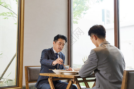 领导给下属夹菜高清图片