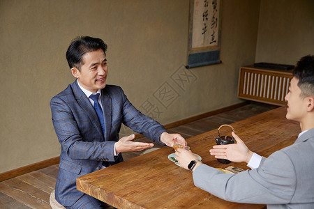 商务男士喝茶洽谈高清图片
