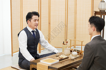 在茶桌前谈生意的商务人士图片