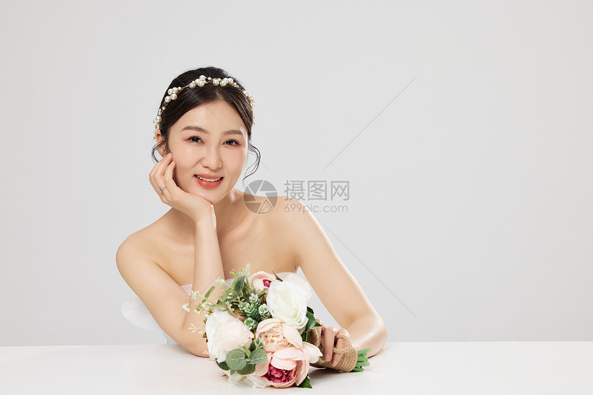 手拿花束的幸福新娘图片