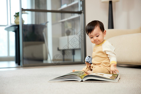 小孩翻书婴儿宝宝独自在客厅翻书背景