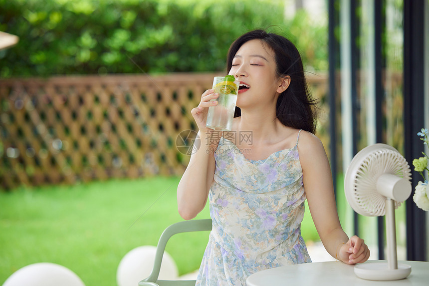 青春美女享受清爽夏日饮料图片