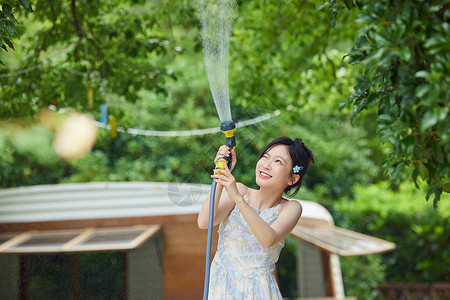 水枪少女女性户外使用水枪玩闹背景