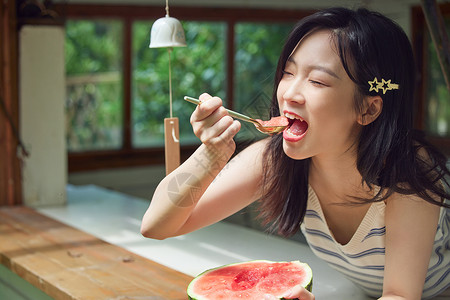 夏日青春活力少女写真吃西瓜背景图片