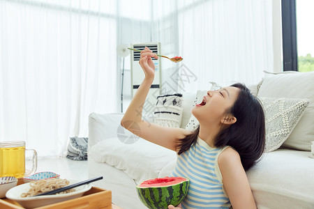 清爽西瓜女孩夏日女性在家吃西瓜背景