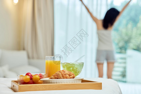 早晨卧室的精致早餐高清图片