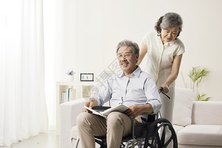 奶奶陪伴着轮椅上的爷爷图片