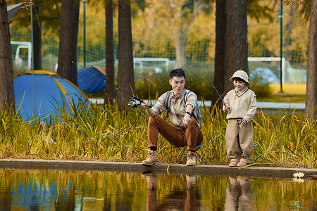 父子俩素材坐在河边钓鱼的父子俩背景