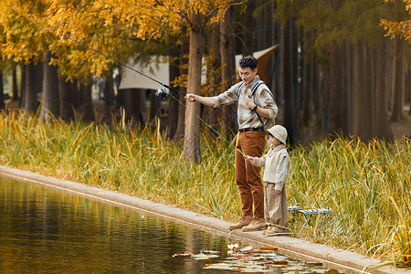 陪伴孩子体验钓鱼的父亲形象图片