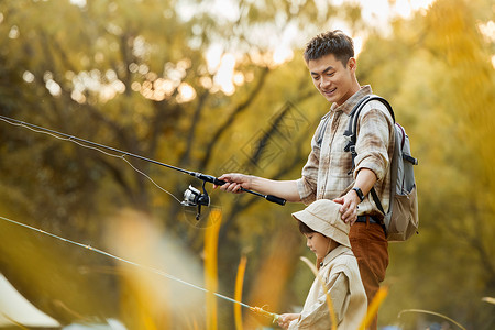 带孩子体验钓鱼的父亲背景图片