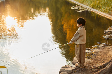 野外垂钓小男孩独自在河边钓鱼背景