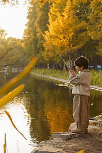 河边垂钓小男孩站在河边钓鱼背景