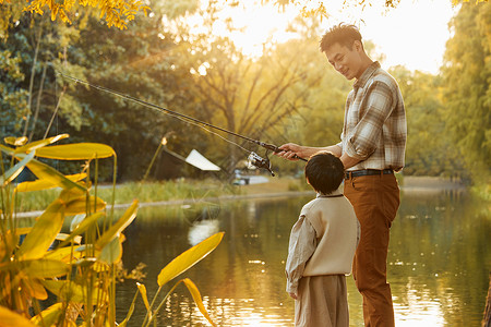 传教父亲用心向男孩讲解钓鱼知识背景