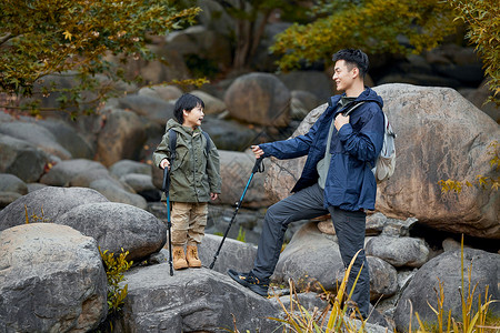 站立男孩男孩勇敢站立在岩石上背景