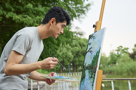 年轻男性户外写生图片