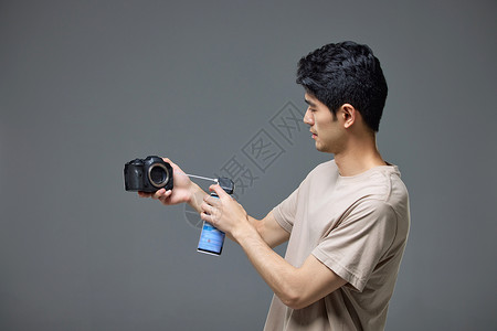 摄影师保养相机高清图片