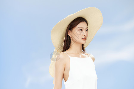 夏日戴遮阳帽的年轻美女图片