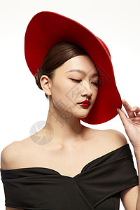 红色帽子黑色礼服美女图片