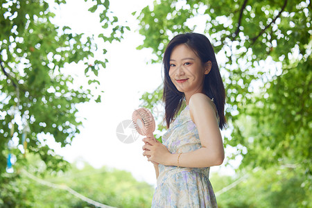 夏季电扇假日青春可爱美女吹风扇背景