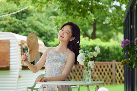 立夏游泳女孩室外手拿蒲扇的女生背景