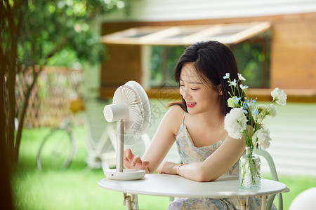 吹电扇女孩夏日可爱美女吹风扇背景