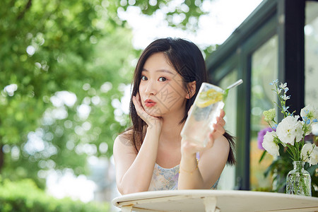 女性夏日室外喝冷饮高清图片