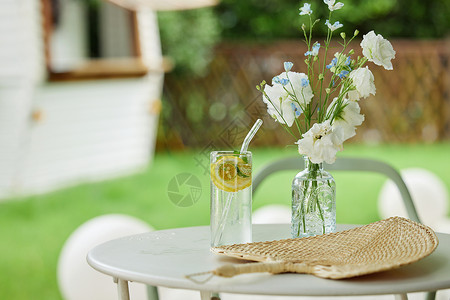 夏日院子桌子上的饮料和花瓶高清图片
