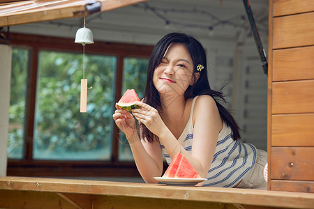 可爱模板夏季活力女生写真吃西瓜背景