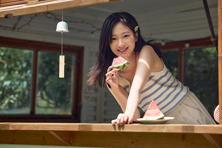 户外可爱女生吃西瓜高清图片