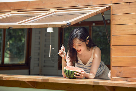 夏日户外吃西瓜的女生图片