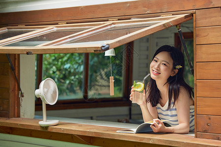 夏日手拿冷饮的女生看书背景图片