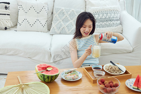 居家女生喝冰爽啤酒图片