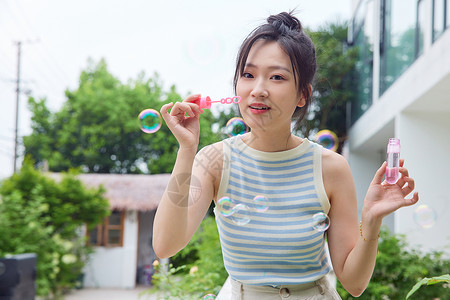 户外女生享受夏日图片