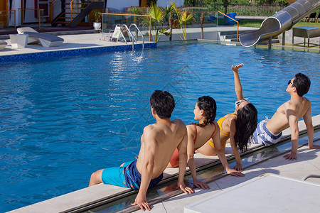 度假酒店泳池边晒太阳的青年们背景图片