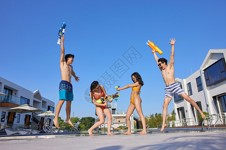 泳池水枪在泳池玩耍的青年男女背景