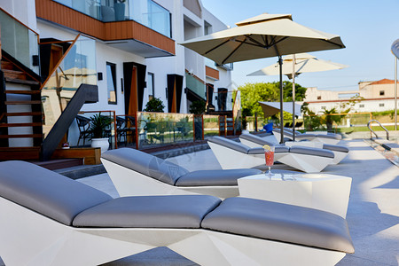 酒店里泳池边的太阳椅图片