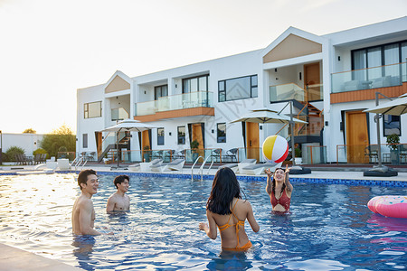 夏日情侣度假村年轻男女水上拍打充气气球背景