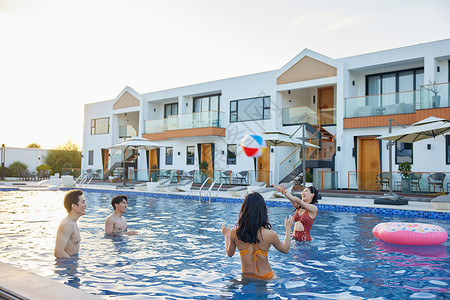 夏日情侣度假村青年男女参加夏日泳池派对背景