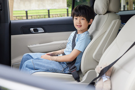 坐在车内系上安全带的儿童高清图片