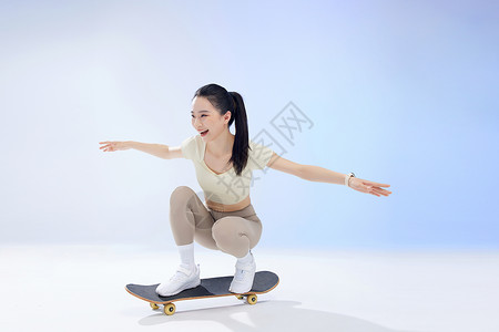 电子运动佩戴智能手环的女孩玩滑板背景