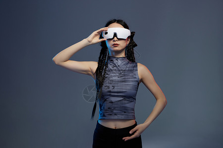 展示科技VR产品的女性图片