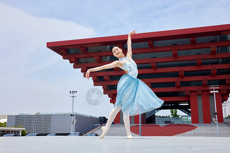 芭蕾舞女展现高难度动作的女舞者背景