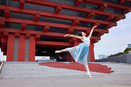 翩翩起舞的芭蕾舞者背景图片
