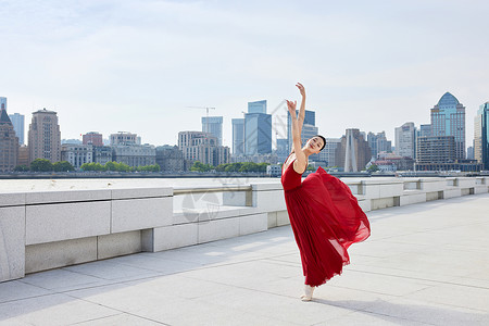 城市中展示舞技的美女背景图片