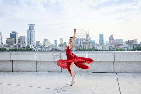 城市舞蹈的红裙女子背景图片