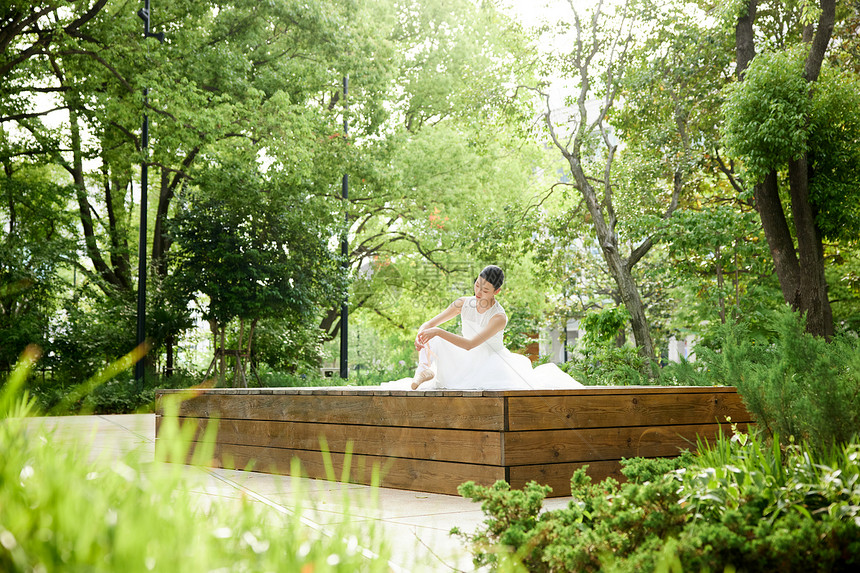 公园里的白裙舞蹈者图片