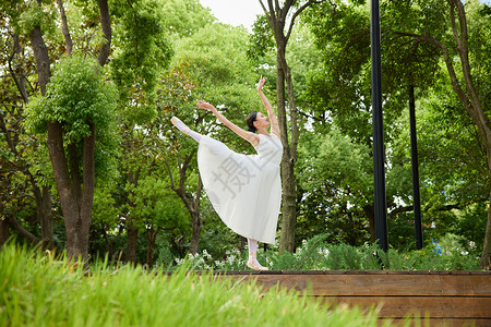 芭蕾舞女公园中白天鹅般的女舞者背景