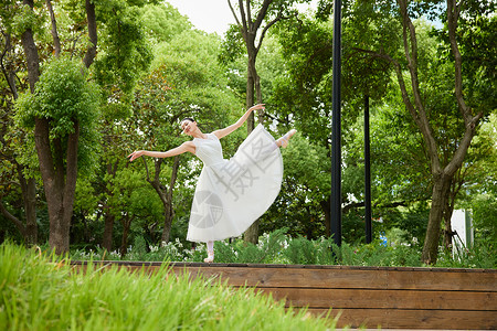 公园中白天鹅般的舞者背景图片